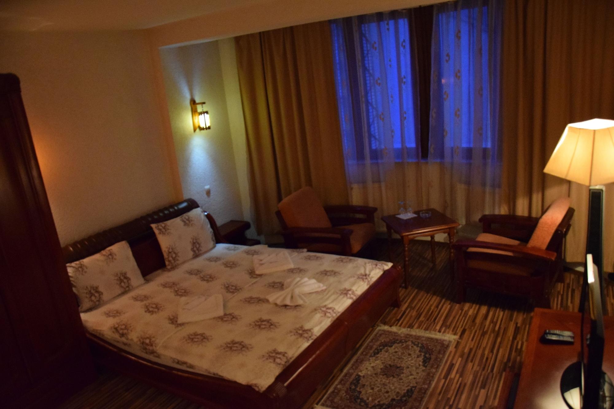 Hotel Denis Pristina Exterior photo